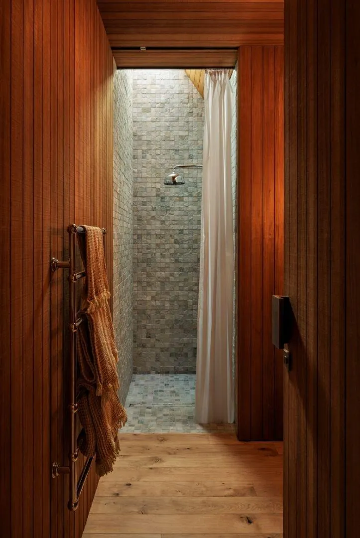 Out House Anex Shower Simon Devitt 02