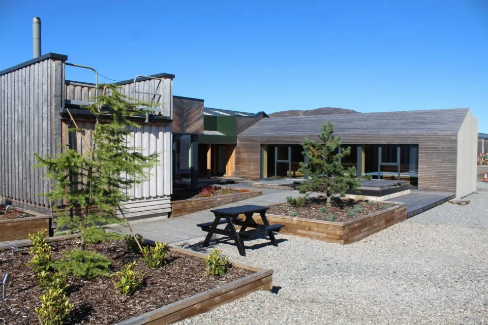 Distributor Feature Display Area Russwood 01