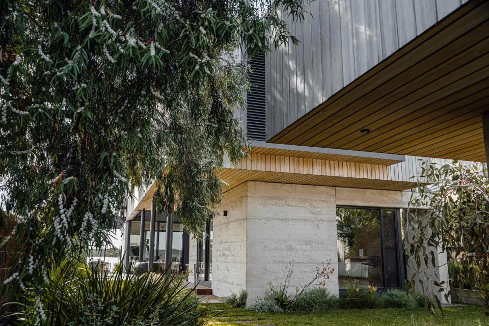 BH2 House REVISIT Vulcan Cladding and Vulcan Screening Abodo Wood 11