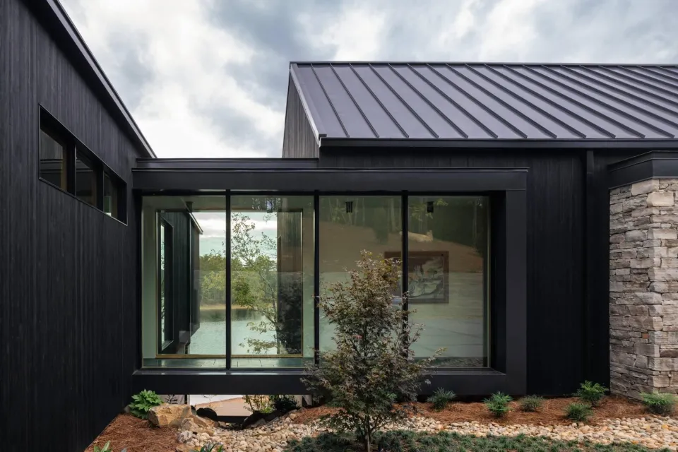 Crooked Tree Lodge Vulcan Cladding in Protector Nero Web Res 01