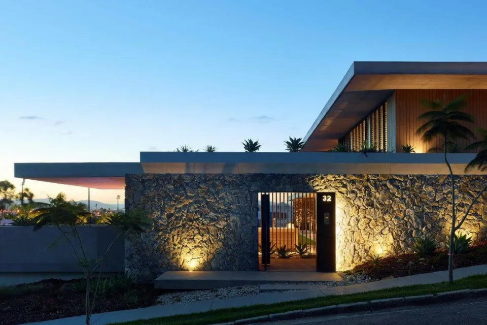 Toorak Road Luxury Home Vulcan Cladding Abodo Wood
